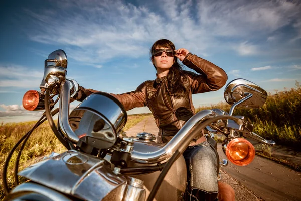 Biker Fille Dans Une Veste Cuir Des Lunettes Soleil Assis — Photo