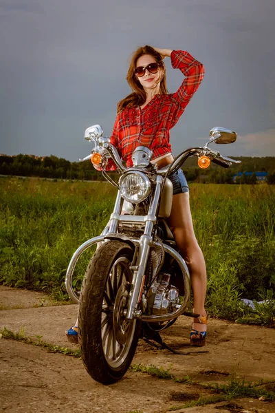 Menina Motociclista Com Óculos Sol Motocicleta — Fotografia de Stock