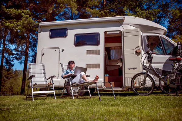 Una Donna Che Guarda Portatile Vicino Campeggio Caravan Car Vacanze — Foto Stock