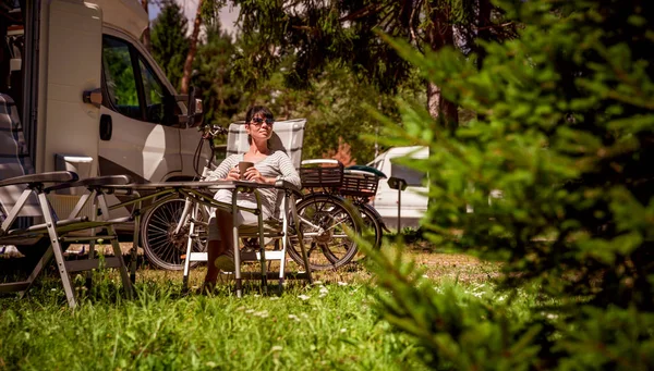Γυναίκα Μια Κούπα Καφέ Κοντά Camper Τροχόσπιτο Αυτοκίνητο Διακοπές Οικογενειακές — Φωτογραφία Αρχείου