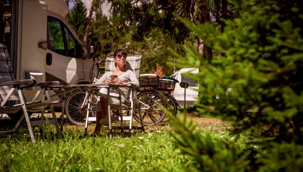 Kvinna Med Mugg Kaffe Nära Husbilen Husvagn Bil Semester Familj — Stockfoto