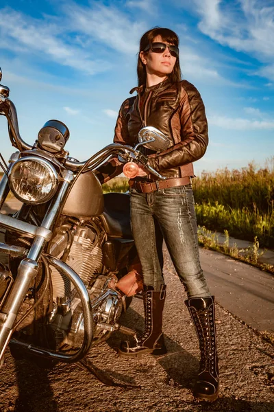 Biker Mädchen Lederjacke Und Sonnenbrille Sitzt Auf Motorrad — Stockfoto