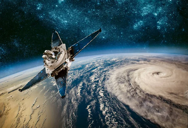 Pemantauan Satelit Luar Angkasa Dari Cuaca Orbit Bumi Dari Luar — Stok Foto