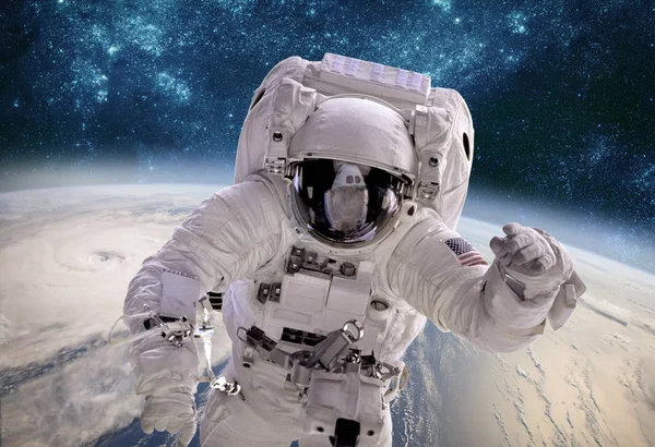 Astronauta Nello Spazio Sullo Sfondo Del Pianeta Terra Tifone Sul — Foto Stock