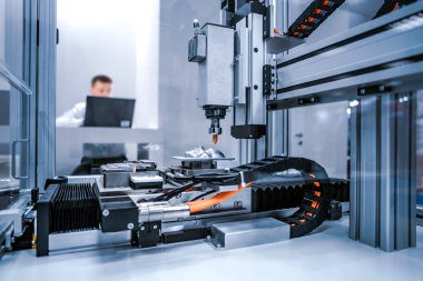 CNC lazer kesimi metal, modern endüstriyel teknoloji. Küçük bir alan derinliği. Uyarı - Zorlu koşullarda otantik atış.