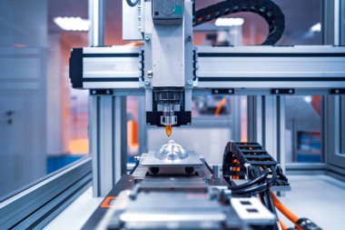 CNC lazer kesimi metal, modern endüstriyel teknoloji. Küçük bir alan derinliği. Uyarı - Zorlu koşullarda otantik atış.