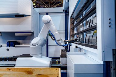 Robotik Kol üretimi modern endüstriyel teknolojiyi temsil ediyor. Otomatik üretim hücresi.