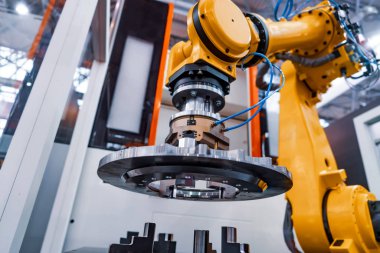 Robotik Kol üretimi modern endüstriyel teknolojiyi temsil ediyor. Otomatik üretim hücresi.