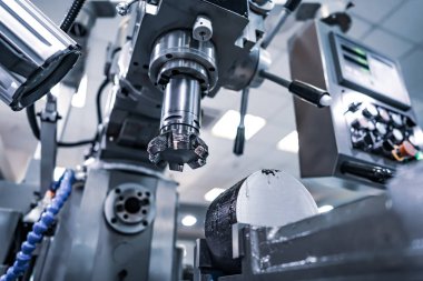 Metal işleme Cnc freze tezgahı. Kesme metal modern işleme teknolojisi. Küçük derinlik-in tarla. -Zorlu koşullarında çekim otantik uyarı. Biraz tahıl ısırdı ve belki bulanık.