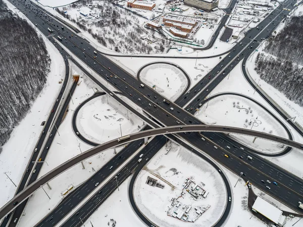 高速道路交差点の空中写真冬に雪に覆われた — ストック写真