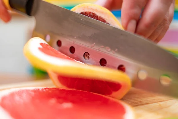 Women Handen Huisvrouwen Snijden Met Een Mes Verse Grapefruit Het — Stockfoto