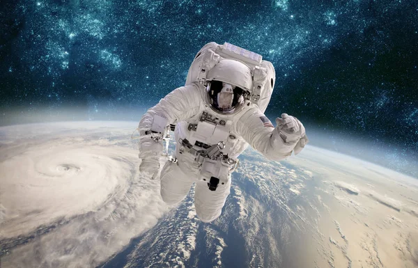 Astronauta Espacio Exterior Contra Telón Fondo Del Planeta Tierra Tifón — Foto de Stock