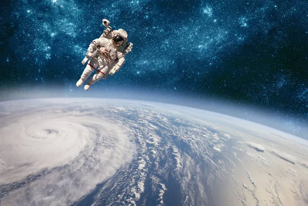 Astronaut Det Ytre Rom Mot Jordens Bakteppe Tyfonen Planeten Jorden – stockfoto
