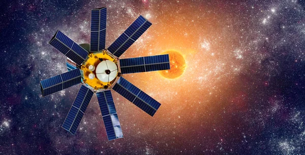 空间卫星在地球轨道上背景星太阳 这幅图像由美国国家航空航天局提供的元素 — 图库照片