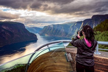 Kameralı doğa fotoğrafçısı turist. Stegastein Gözcü. Güzel Doğa Norveç.