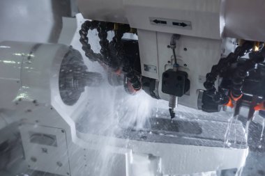 Metal işleme Cnc freze tezgahı. Kesme metal modern işleme teknolojisi. Küçük derinlik-in tarla. -Zorlu koşullarında çekim otantik uyarı. Biraz tahıl ısırdı ve belki bulanık.