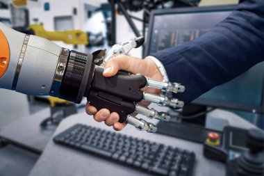 Android bir robotla el sıkışan bir iş adamının eli. Yapay zekayla insan etkileşimi kavramı.
