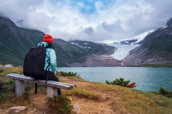 Kız Turistik Bir Glacier Adlı Görünüyor Svartesien Buzul Norveç Güzel — Stok fotoğraf