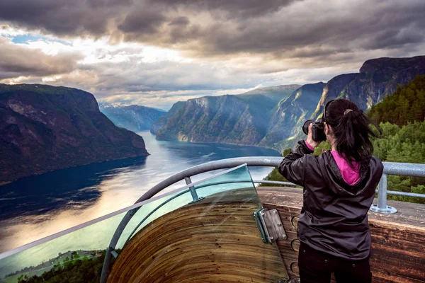 Kameralı Doğa Fotoğrafçısı Turist Stegastein Gözcü Güzel Doğa Norveç — Stok fotoğraf