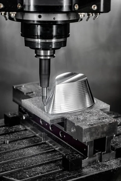 金属加工 Cnc フライス盤です 現代の金属加工技術 小さな被写し界深度 本格的な厳しい条件で撮影します 少し粒 多分ぼやけて — ストック写真