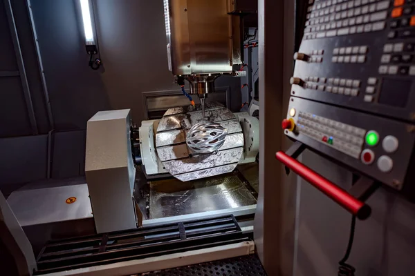 Metallverarbeitende Cnc Fräsmaschine Schneiden Von Metall Moderne Verarbeitungstechnologie Geringe Schärfentiefe — Stockfoto