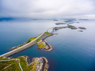 Atlantic Ocean Road veya Atlantik yol (Atlanterhavsveien) başlığı 