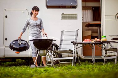 Aile tatil seyahat Rv, kamyonet ve karavan, karavan araba tatil tatil gezisi. Piknik açık barbekü ile.