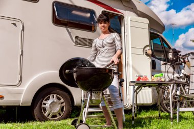 Aile tatil seyahat Rv, kamyonet ve karavan, karavan araba tatil tatil gezisi. Piknik açık barbekü ile.
