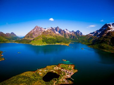 Lofoten bir adalar ilçe Nordland, Norveç içinde olduğunu. Dramatik dağlar ve tepeler, açık deniz ve korunaklı koyları, plajları ve bakir topraklar ile ayırt edici bir sahne için bilinen.
