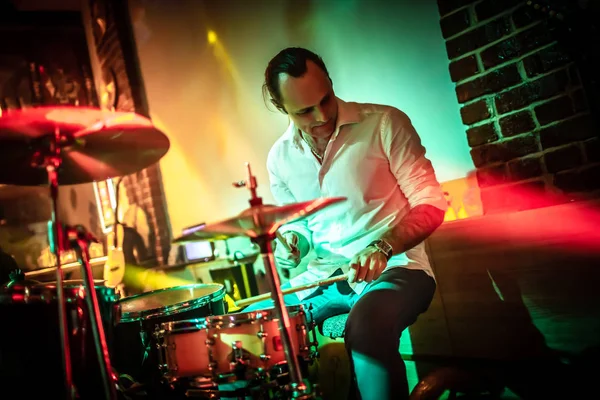 Baterista Tocando Bateria Palco Aviso Concentre Tambor Tiro Autêntico Com — Fotografia de Stock