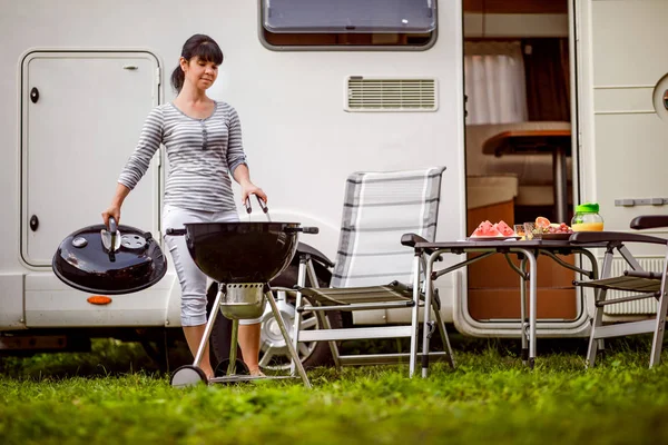 家族での休暇旅行の キャンピングカー キャラバン車休暇で旅行 屋外バーベキュー ピクニック — ストック写真