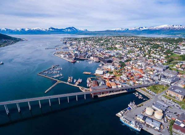都市の橋トロムソ ノルウェーの航空写真 トロムソは人口5万人を超える世界最北の都市と考えられている — ストック写真