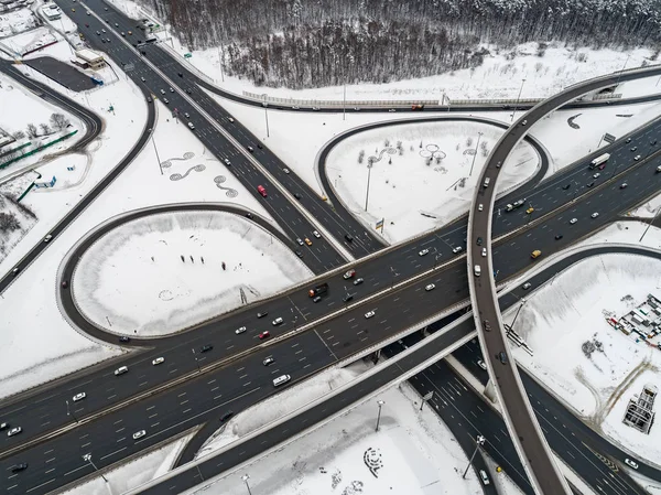 Kışın Karla Kaplı Bir Otoyol Kavşağının Havadan Görünüşü — Stok fotoğraf