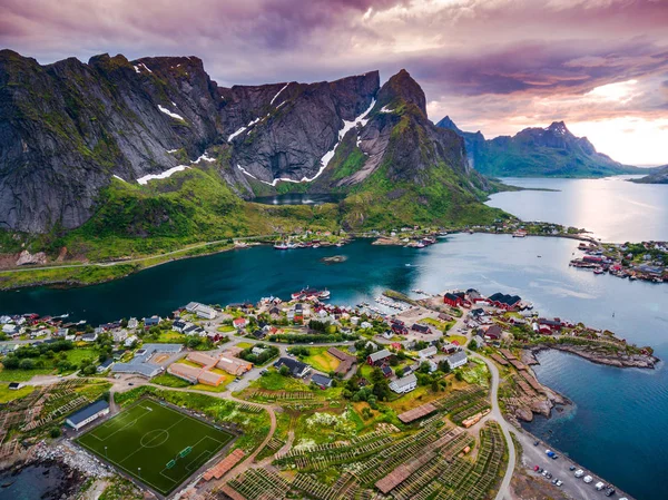 Lofoten 노르웨이의 극적인 봉우리 해변과 손길이 독특한 풍경에 알려져 — 스톡 사진
