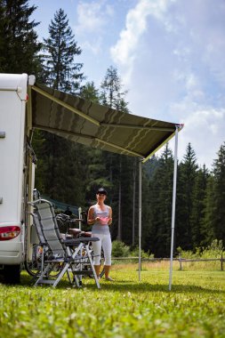 Aile tatil seyahat, kamyonet ve karavan, karavan araba tatil Vr. güzel doğa İtalya doğal peyzaj Alps tatil gezisi.