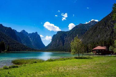 Dolomitlerdeki Dobbiaco Gölü, Güzel Doğa İtalya Doğal Alpler.