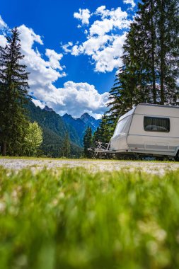 Aile tatil seyahat, kamyonet ve karavan Rv, karavan araba tatil tatil gezisi. Güzel doğa İtalya doğal peyzaj Alps.