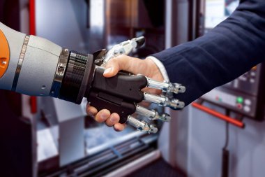 Android bir robotla el sıkışan bir iş adamının eli. Yapay zekayla insan etkileşimi kavramı.