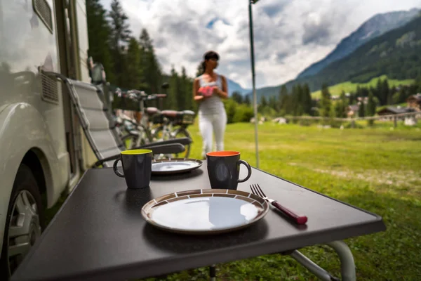 Aile Tatil Seyahat Kamyonet Karavan Karavan Araba Tatil Güzel Doğa — Stok fotoğraf