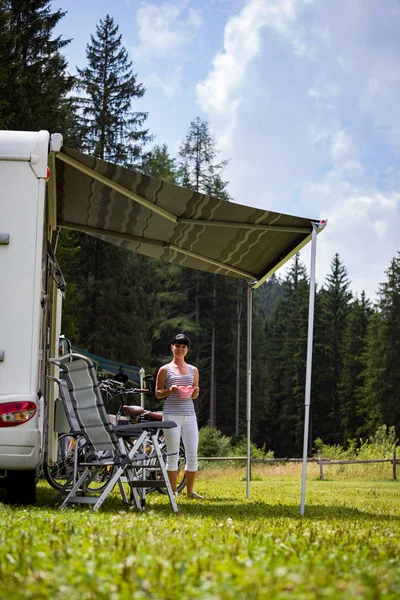 家庭度假旅行 在房车度假旅行 大篷车汽车度假 美丽的自然意大利自然景观阿尔卑斯山 — 图库照片