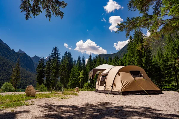 Camping Stranden Sjön Sjön Dobbiaco Dolomiterna Vackra Naturen Italien Naturlandskap — Stockfoto