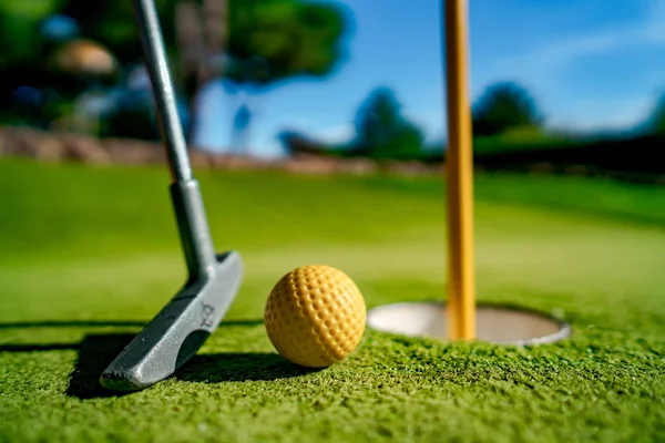 Mini Golf Bola Amarilla Con Bate Cerca Del Agujero Atardecer —  Fotos de Stock