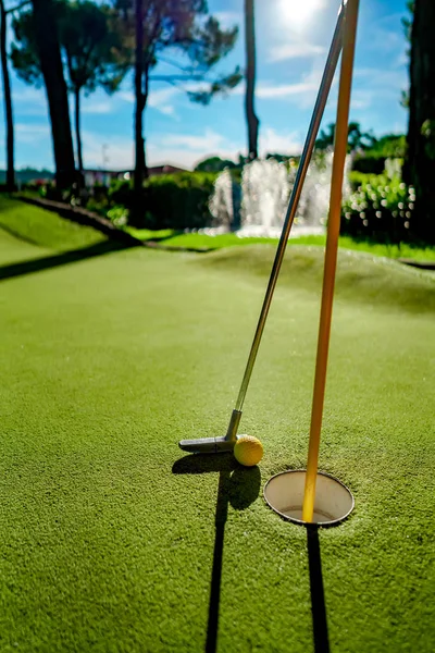Gün Batımında Deliğin Yanında Sopayla Birlikte Mini Golf Topu — Stok fotoğraf