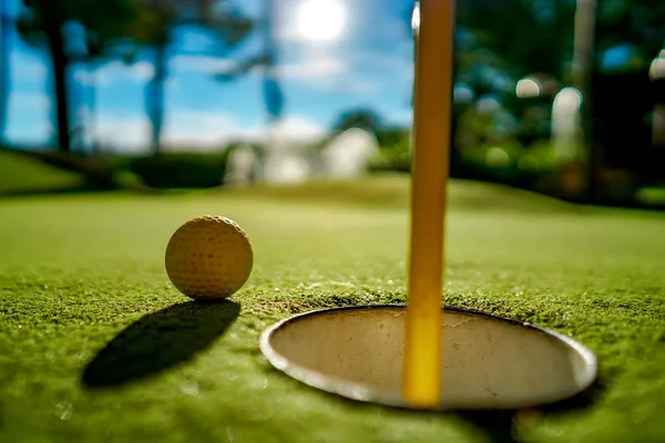 Mini Golf Gele Bal Groen Gras Bij Zonsondergang — Stockfoto