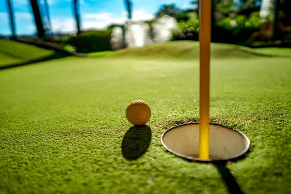 Mini Golf Gele Bal Groen Gras Bij Zonsondergang — Stockfoto