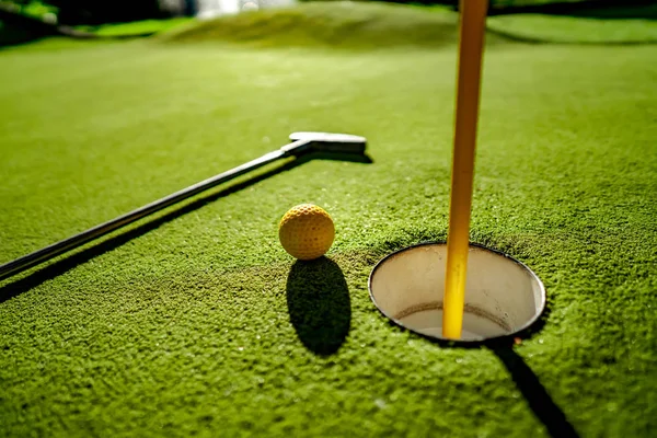 Mini Golf Bola Amarela Com Morcego Perto Buraco Pôr Sol — Fotografia de Stock