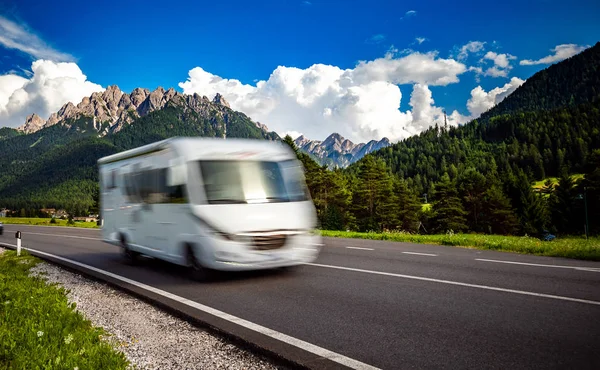 Podróże Rodzinne Wakacyjna Podróż Kamperem Caravan Car Vacation Piękna Przyroda — Zdjęcie stockowe