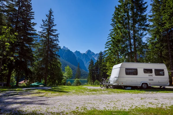 家庭度假旅行 假日旅行在旅宿汽车 旅行车汽车假期 美丽的自然意大利自然风景阿尔卑斯 — 图库照片