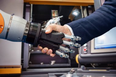 Android robot ile tokalaşırken işadamı el.