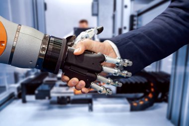 Android robot ile tokalaşırken işadamı el.